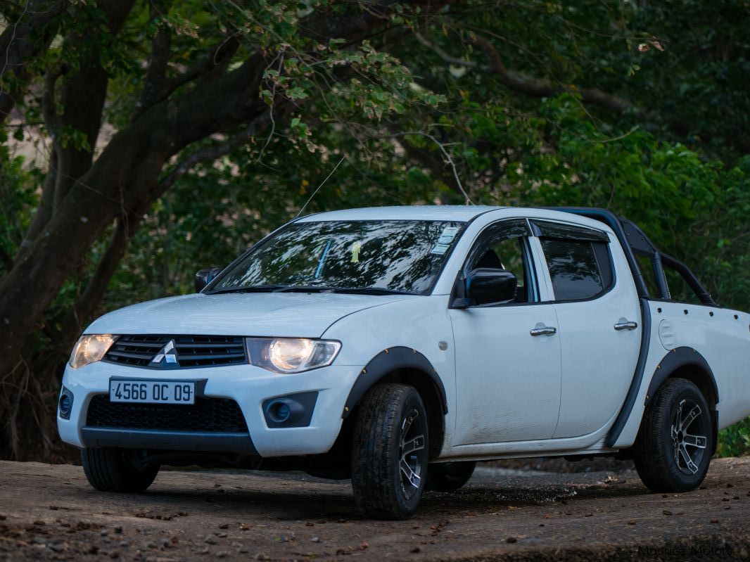 2009 mitsubishi l200 hi-res stock photography and images - Alamy