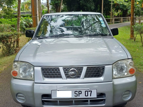Used Nissan NAVARA for sale in Eaux Coulée